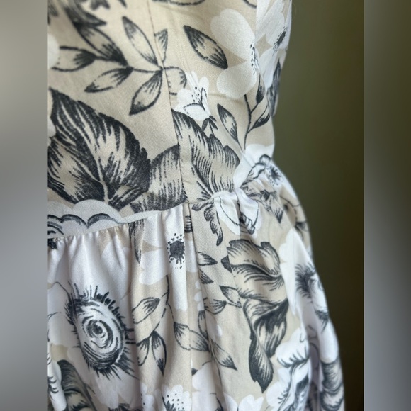 Retrolicious Size M halter neck dress. Fitted waist/full skirt. Beige w/floral - Picture 7 of 10